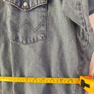 Men's Vintage Wrangler Denim Pearl Snap Button Up Shirt